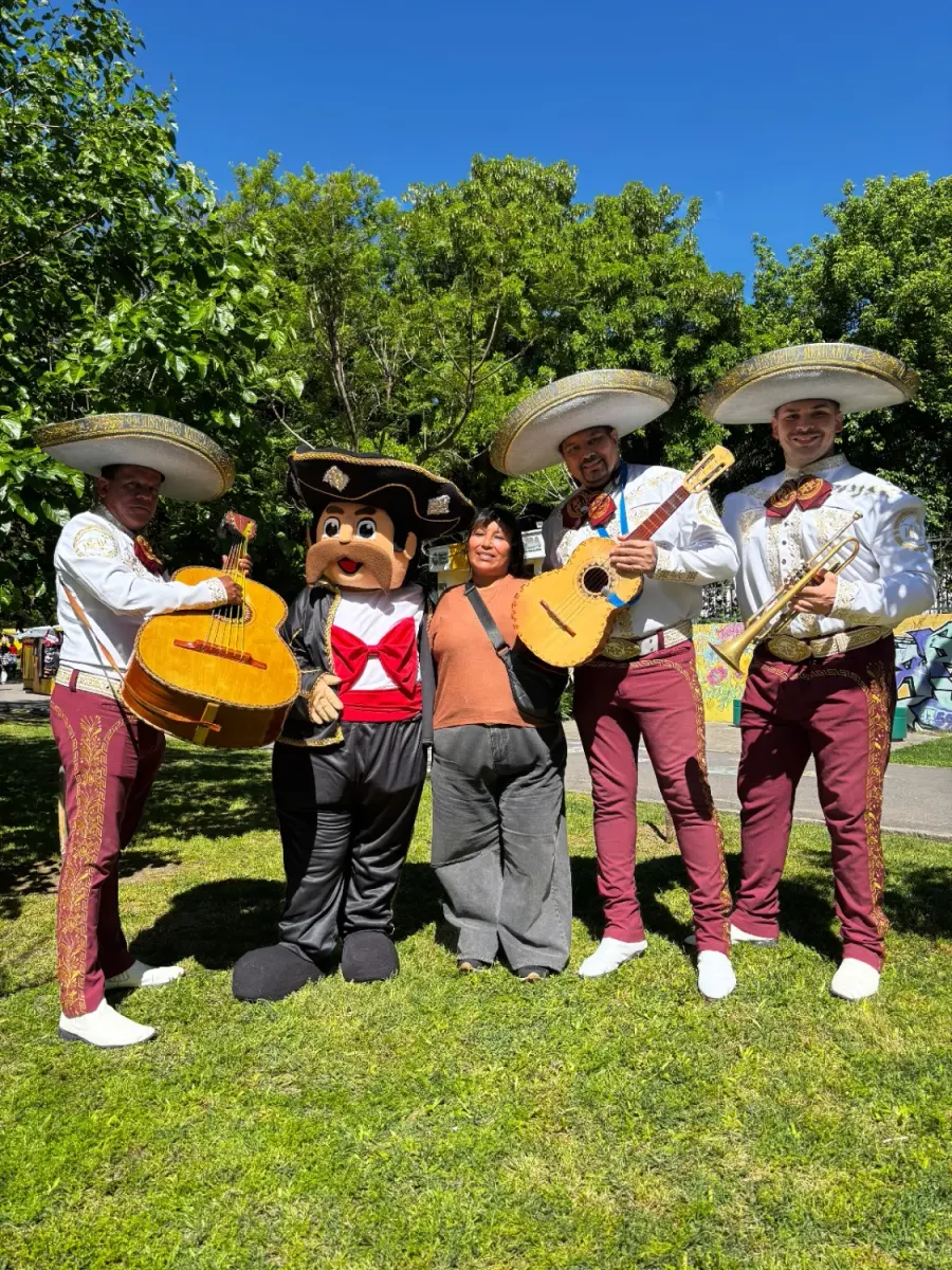 Mariachis y el muñeco Toribio González en un parque