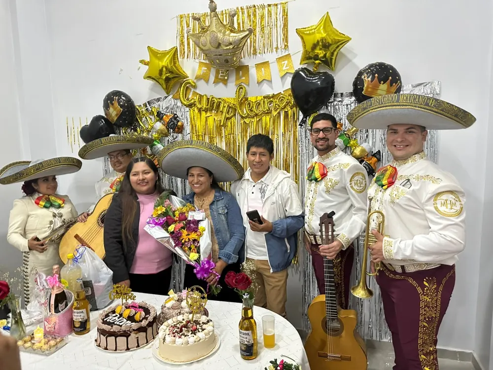 Mariachis con moños de los colores de Bolivia en un cumpleaños